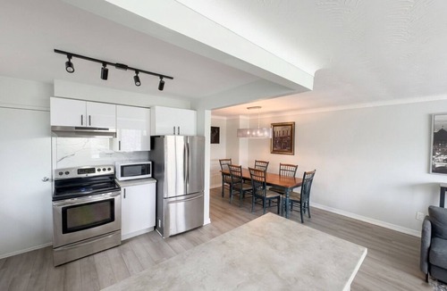 Grantham House | Bright Designer 2BR + Den + Private Deck & Yard