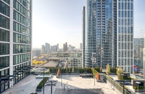 South Loop Apartment | Bright South Loop Studio w/Pool, BBQ & Gym, nr Grant Park, by Blueground