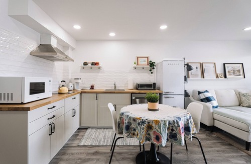 Keith House | Bright &Spacious 1BR | Queen + Twin | Pond View