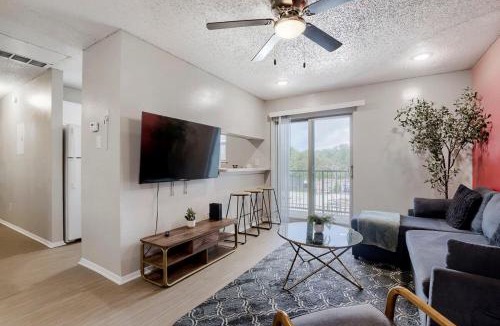 Austin Apartment | Bright Trendy Getaway 2B - Sleeps 6 - Pool, Prkg
