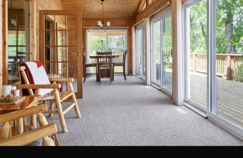 Petersfield Cabin | Charming 4-bedroom cabin on water in wonderful Petersfield with WiFi and TV