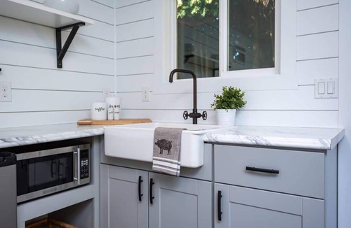 Camas Apartment | Clean & Private Escape! Tiny home style