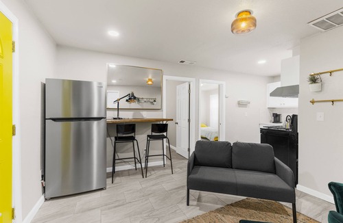 Compton Apartment | Comfortable Compton 2 Bed APT 1