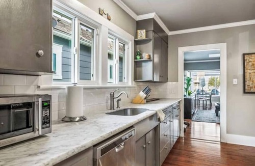 Alki House | Cook's Kitchen + Firepit + Pickleball Park Nearby + AC + 2 Parking Spots