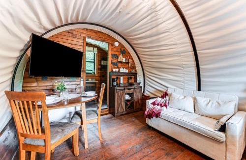 Hochatown Apartment | Covered Wagon Vacation Rental in Broken Bow!