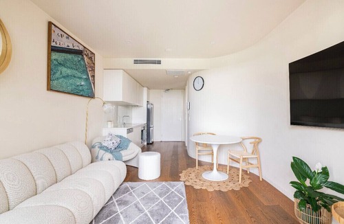 Hampton Apartment | Cozy, 1 bedroom beachside apartment with underground parking