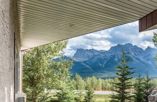 Cougar Creek Apartment | Cozy Child Friendly Studio Apartment with Two Queen Beds and Mountain Views