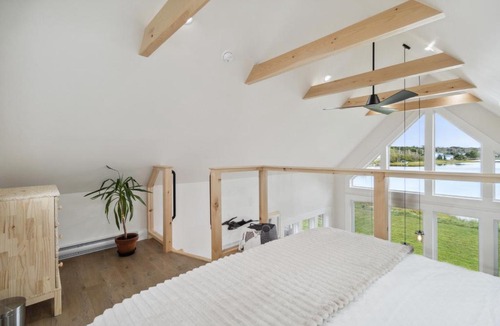 Shelburne House | Cozy Harbour View Loft at Bells Cove