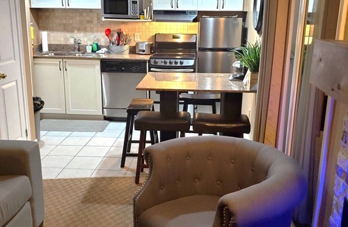 The Blue Mountains Apartment | Cozy Hillside Studio Condo in Blue Mountain w/Full Kitchen, Parking Included