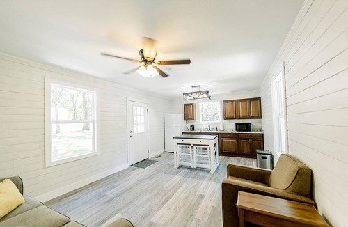 Owensville Cabin | Cozy Secluded Cabin near Owensville, Missouri - Ideal for a Relaxing Glamping Getaway with Your Loved One