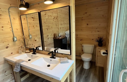 Caledon Cabin | Cozy tiny home, immersed in the forest, overlooking the pond!