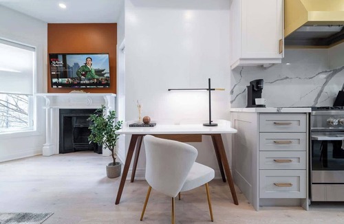 Parkdale House | Designer 2BR Apt Fireplace & Movie Nights!
