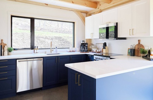 Notre-Dame-du-Laus Cottage | Discover Falcon Ridge's Charming Post and Beam Lake Retreat | Laurentians