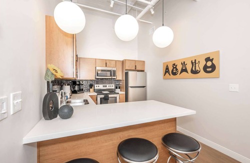 Central Business District Apartment | Downtown Cincinnati 2BR | 2 Kings | Walk to Reds