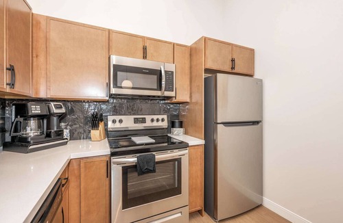 Central Business District Apartment | Downtown Cincinnati 2BR | 2 Kings | Walk to Reds