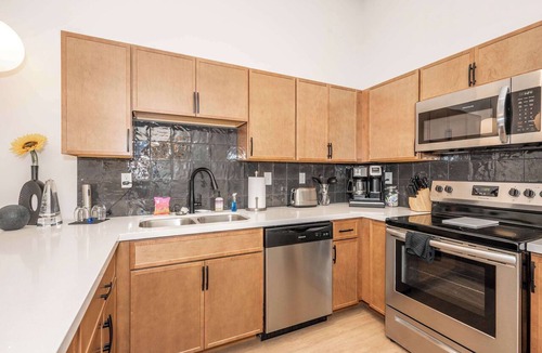 Central Business District Apartment | Downtown Cincinnati 2BR | 2 Kings | Walk to Reds