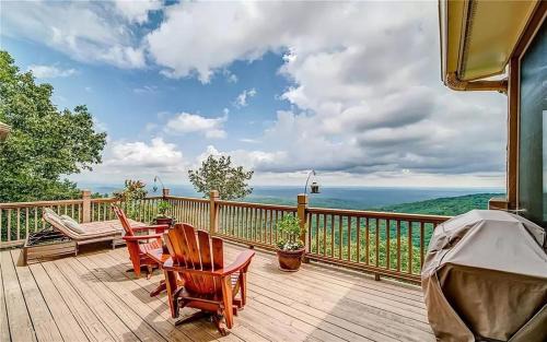 Big Canoe House | Eagles View - Gorgeous Mountain Views + Luxury Interiors + Telescope + Library