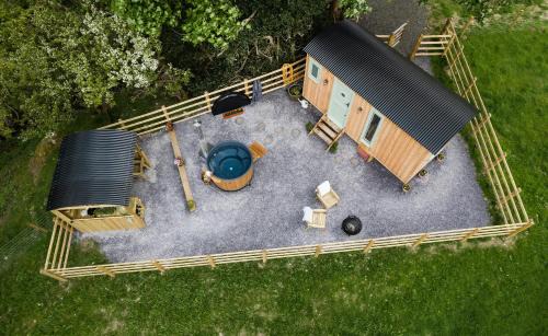 Bont Newydd Cabin | Elephant View Shepherds Hut