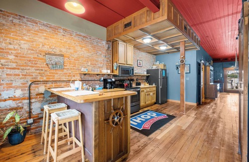 Hampton Apartment | Enchanting river front spot with deck and Tiki bar in charming Hampton, Illinois