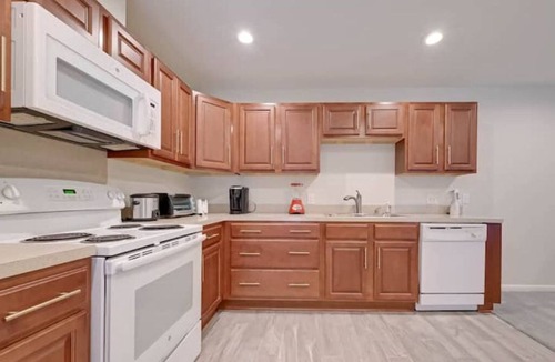 Clodine Condo | Entire Condo Terrace @ Bellaire & Kim Son next to park with pool, & tennis court