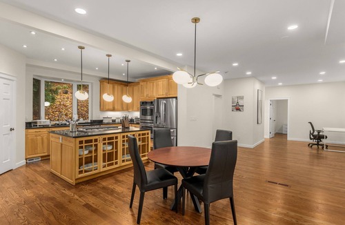 Sammamish House | Fantastic 5-bedroom house with AC in charming Sammamish