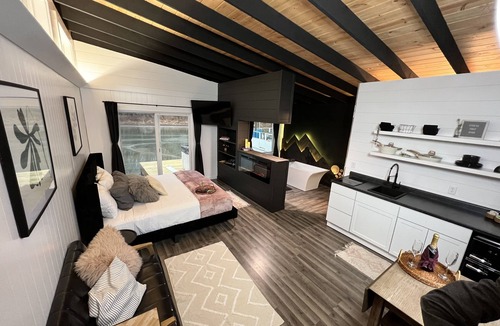 East Dubuque Cabin | Floating Studio Cabin. HOT TUB!