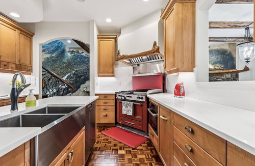 Town Centre Cabin | Full-Home Rocky Mountain Creekside Retreat. Mountain Views & Family Friendly