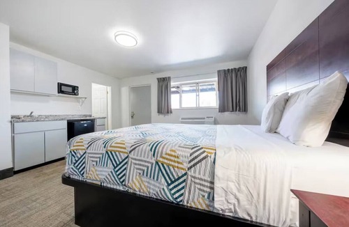 Hollywood District Hotel | Functional Studio w/Private Bathroom in Portland