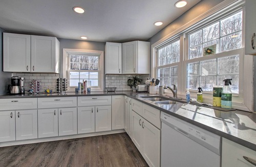 Hampton Hill Historic District Cottage | Hampton 'Quiet Corner Cottage' w/Fireplace & Yard