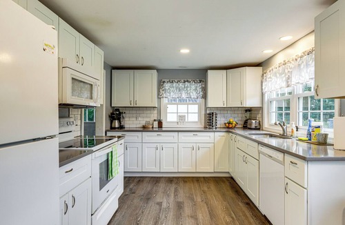 Hampton Hill Historic District Cottage | Hampton 'quiet Corner Cottage' w/Fireplace & Yard