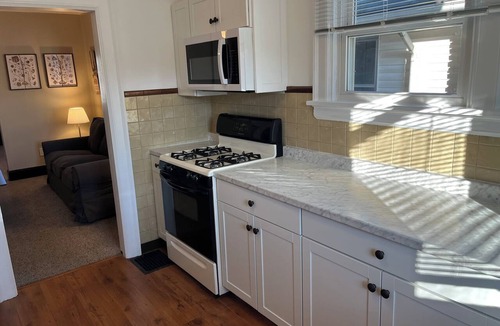 Norwood House | Hunter #1, Private One Bed near Xavier & Downtown