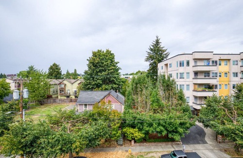 Old Ballard Apartment | Impeccable Ballard Studio w/Rooftop, BBQ, walk to dining, by Blueground