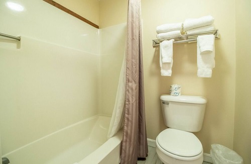 Ogunquit Cabin | Jacuzzi room - 2 Queen beds