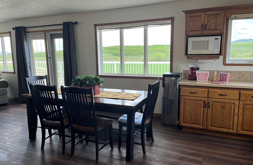 Mountain View House | Lakeview Lodge beside Payne Lake & close to Waterton Lakes National Park