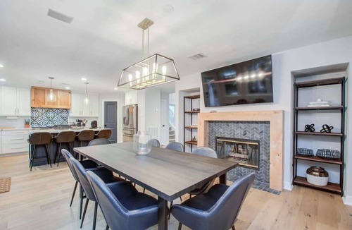 Alden Bridge House | Luxe 6 BD Firepit Pool EV Charger in The Woodlands