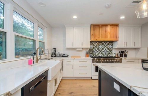 Alden Bridge House | Luxe 6 BD Firepit Pool EV Charger in The Woodlands