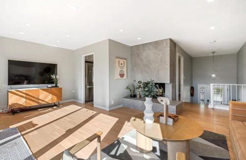 Park Pacifica House | @ Marbella Lane - Chic Abode w/Mountain Skyline