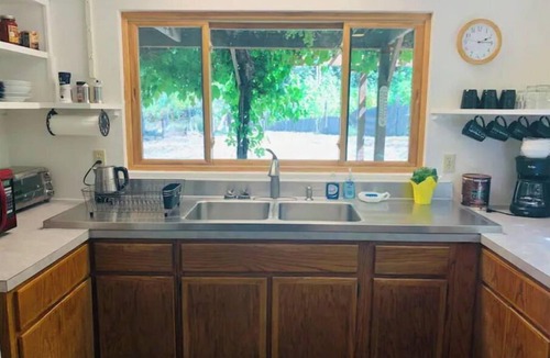 Blue River House | McKenzie Grapevine Hideaway—private mini villa