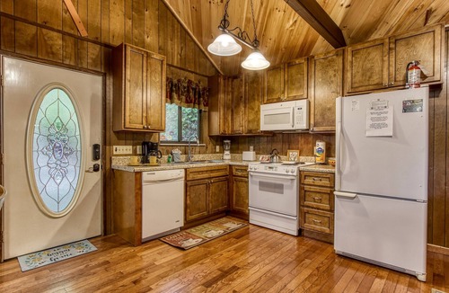Chalet Village Cabin | Minutes to Ober & Downtown Gatlinburg/Hot Tub/Pet Friendly/Chalet Village