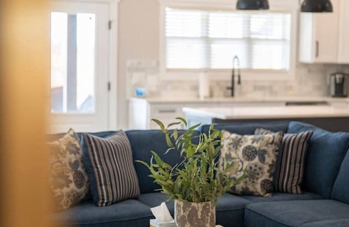Forest House | Modern 4BR Oasis - Main Level Master + 2 King Beds