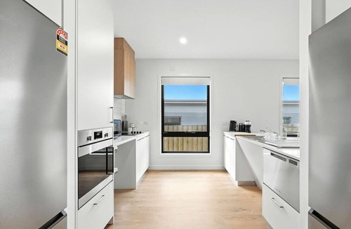 Old Beach Apartment | Modern & Accessible | Old Beach