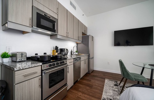 Avondale Apartment | Modern Studio Getaway w/Private Balcony