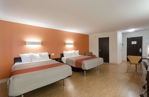 Brandon Hotel | Motel 6 Brandon, MB