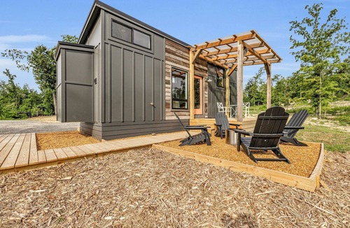 Ooltewah House | New Modern & Private Tiny Home on 21 acres