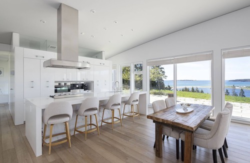 Kingsburg House | Ocean Front Modern South Shore Home