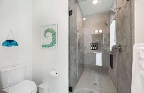 Wallingford House | Ocean-Inspired 3B Modern Retreat w Kids Room
