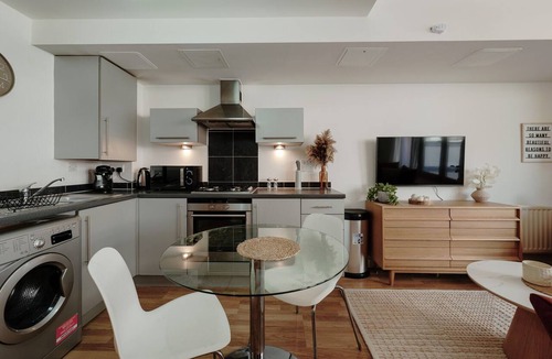 Bristol Floating Harbour Apartment | Open-plan Studio Apartment near Harbourside