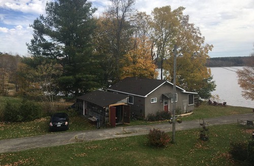 Leeds and the Thousand Islands Cottage | Peace & Tranquility on Lyndhurst Lake