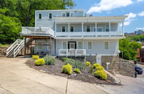 CUF Apartment | Private Deck & City Views! Spacious Cincinnati Apt