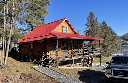McHenry Cabin | Private Home, Dock, Hot Tub, Lakefront, Large yard